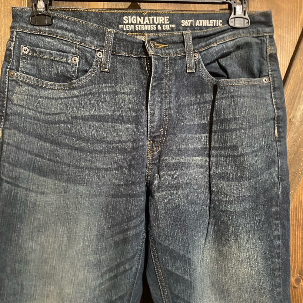 Like New Signature Levi Strauss & Co., size W32/L34, smoke free home - Picture 3 of 7